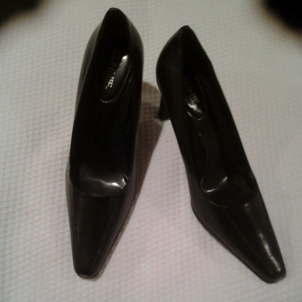 Black pumps